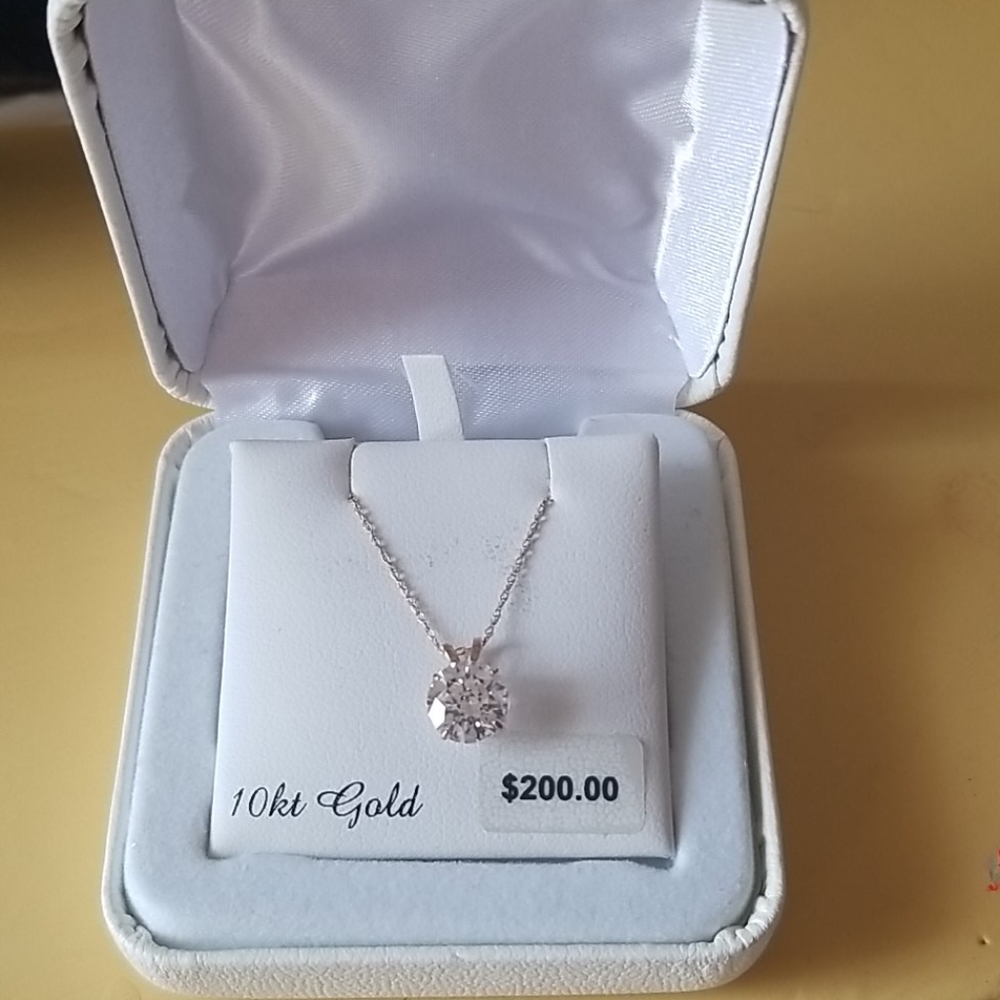 10kt gold necklace with simulated diamond - Picture 1 of 8